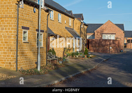 Piccola terrazza del moderno costruito in pietra cottages nel villaggio di Hardingstone, Northampton, Regno Unito Foto Stock