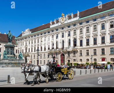 Vienna, Austria. Cavallo e Carrozza nella parte anteriore del Reichskanzleitrakt nell'interno di Piazza Castello, Palazzo di Hofburg di Vienna Foto Stock