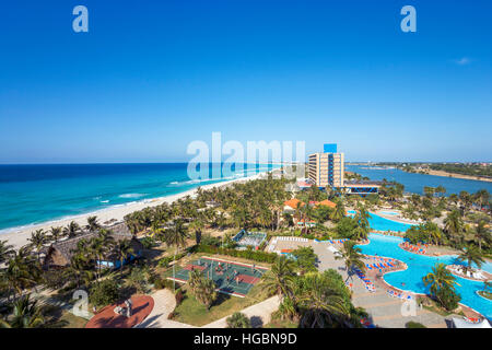 Spiaggia di Varadero, Cuba. Vista del complesso dal Gran Caribe Club Puntarena Hotel. Foto Stock