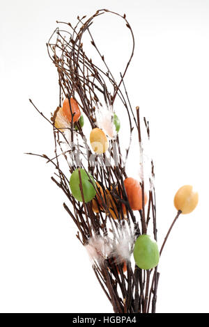 Decorazione di Pasqua: willow bouquet decorate con uova colorate e piume Foto Stock