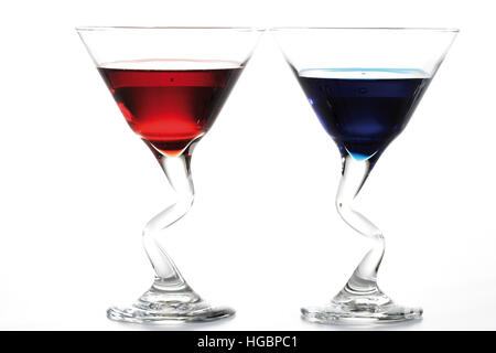 Due bicchieri da cocktail con il liquore: curacao blu e rosso arancio Foto Stock