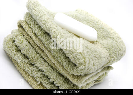 Lato o faccia asciugamani con una barra di sapone per il lavaggio. Foto Stock