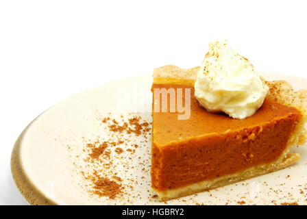 Fetta di torta di zucca con panna montata e un pizzico di noce moscata. Foto Stock