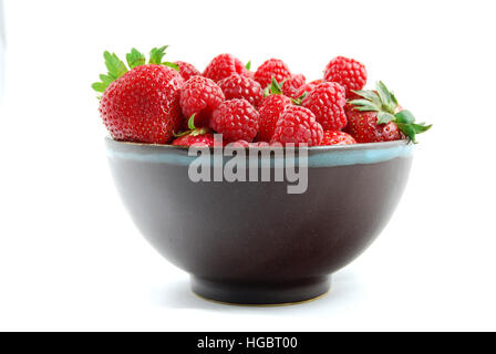 Frutta fresca in una ciotola. Fragole mature &ÊRaspberry. Una sana prima colazione. Foto Stock