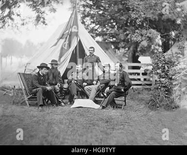 La guerra civile americana di Generali e Ufficiali seduti intorno al loro accampamento. Foto Stock
