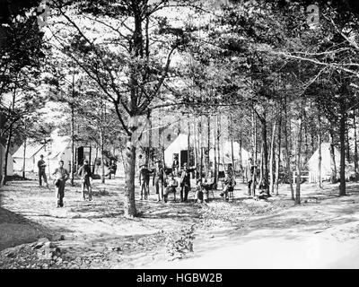 Accampamento militare istituito nel bosco durante la Guerra Civile Americana. Foto Stock