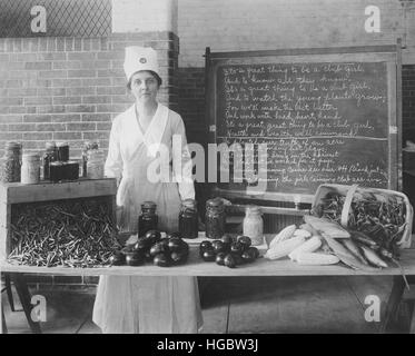 La donna che indossa il cartellino ufficiale e uniforme dell'U.S. La somministrazione di cibo, 1917. Foto Stock