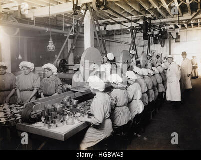 I lavoratori di imballaggio delle carni bovine scheggiati, 1910. Foto Stock