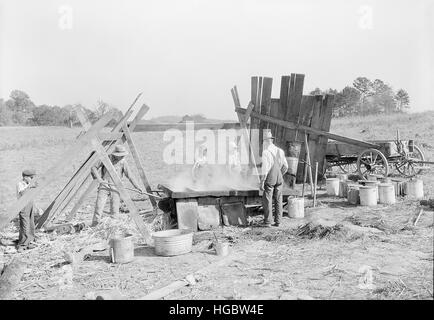 Metodo di fabbricazione di melassa in una fattoria, 1933. Foto Stock