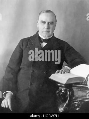 Il presidente William McKinley seduto alla scrivania, circa 1900. Foto Stock