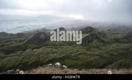 Bella immagine di panorama di cave abbandonate preso in consegna dalla natura in autunno cadono all alba con nebbia meteo Foto Stock