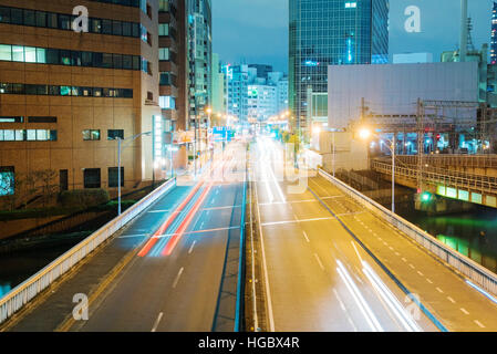 Centro cittadino di Osaka di notte con percorsi di luce Foto Stock