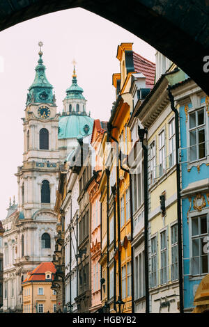 Praga, Repubblica Ceca - 8 Ottobre 2014: vista dell'incrocio di strade Mostecka e Malostranske Namesti Foto Stock