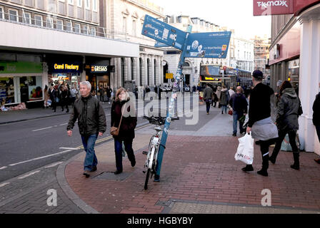 Piegate le informazioni turistiche sign in North Street Brighton Regno Unito Foto Stock