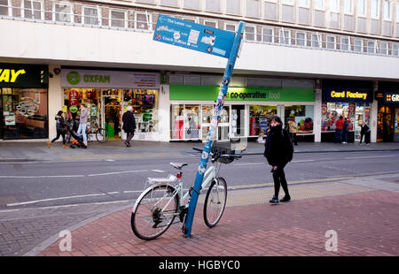 Piegate le informazioni turistiche sign in North Street Brighton Regno Unito Foto Stock