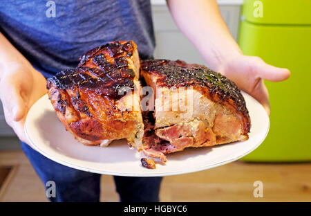 Home Gammon cotto smaltato congiunta con il miele e la senape per Natale Foto Stock