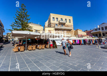 I turisti nel vecchio porto veneziano, Chania, Creta, Grecia Foto Stock