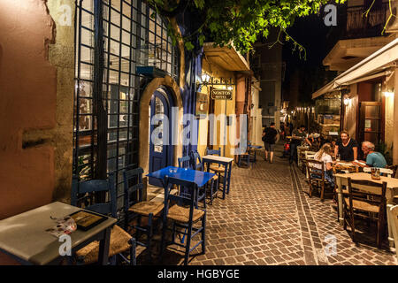 Vicolo nel ristorante della città vecchia con tavoli e area salotto, Chania, Creta, Grecia Foto Stock