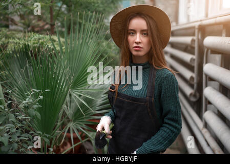 Fiorista femmina con la pala in mano Foto Stock