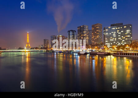 Panorama con la torre Eiffel di notte, Parigi Francia Foto Stock