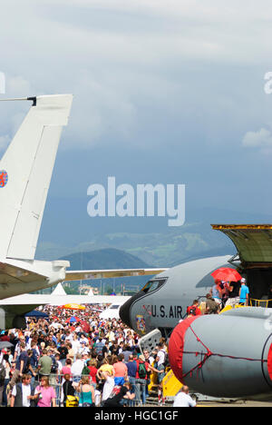 Zeltweg: Airshow di alimentazione di aria 09; i visitatori visitare aeromobili permanente, Murtal, Steiermark, Stiria, Austria Foto Stock