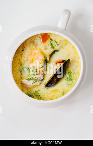 Scandinavian cremosa zuppa di pesce con ippoglosso, gamberi e cozze Foto Stock