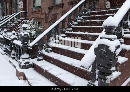 Brooklyn Heights arenaria townhouse front stoop in una tempesta di neve in inverno Foto Stock