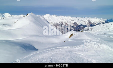 Neve cime delle montagne paesaggio visto dalla pista di sci in 3 Valli winter resort Foto Stock