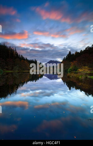 Tramonto riflesso in Glencoe Lochan nelle Highlands Scozzesi. Foto Stock