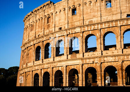 Il Colosseo di Roma nella luce del mattino durante il periodo estivo in Italia a Roma. Foto Stock