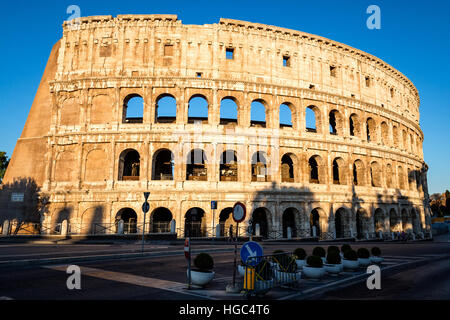 Il Colosseo di Roma nella luce del mattino. Foto Stock