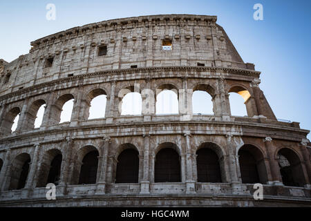 Il Colosseo di Roma nella luce del mattino durante il periodo estivo in Italia a Roma. Foto Stock