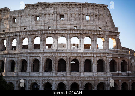 Il Colosseo di Roma nella luce del mattino durante il periodo estivo in Italia a Roma. Foto Stock