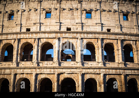 Il Colosseo di Roma nella luce del mattino durante il periodo estivo in Italia a Roma. Foto Stock