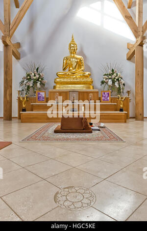 Hemel Hempstead, Inghilterra - Novembre 2016: all'interno del tempio di Amaravati monastero buddista. Il monastero è ispirato alla foresta thailandese tradizione un Foto Stock