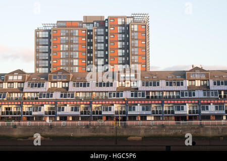 Lancefield Quay, Riverside Apartments e altezze di fiume sul fiume Clyde a Glasgow, Scotland, Regno Unito Foto Stock