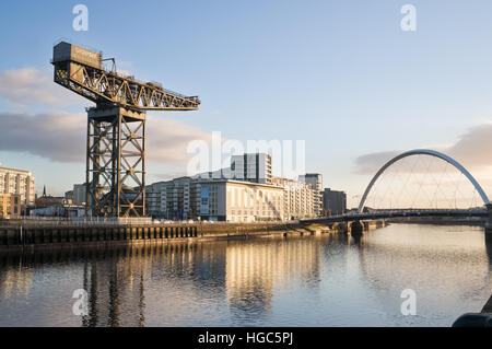 Il Finnieston gru, sulla banca del fiume Clyde e il Clyde Arc bridge Glasgow, Scotland, Regno Unito Foto Stock