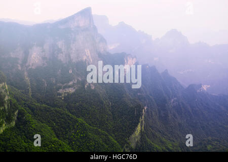Le montagne e scogliere rocciose di tianmen o Tianmen shan nei pressi della città di Zhangjiajie nella provincia del Hunan in Cina. Foto Stock