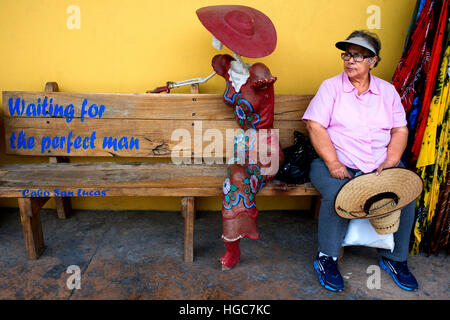 In attesa che l'uomo perfetto. Negozio di souvenir. Puerto Paraiso shopping mall, Cabo San Lucas, Baja California, Messico. Foto Stock