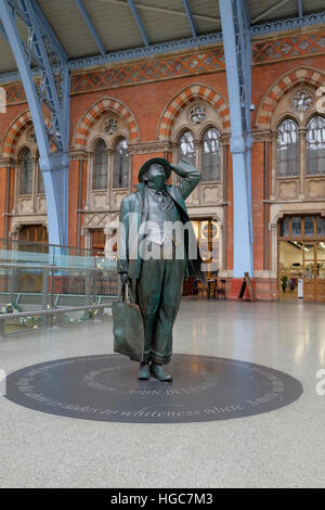 Il Sir John Betjeman statua da Martin Jennings alla stazione ferroviaria internazionale di St Pancras Station di Londra, Regno Unito. Foto Stock