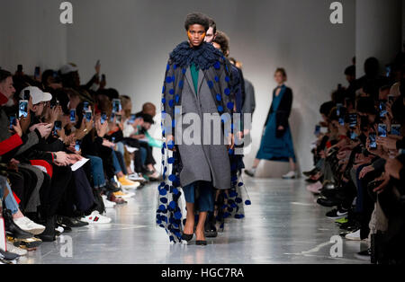 I modelli sulla passerella durante la Casely-Hayford London Fashion Week Uomo AW17 spettacolo al BFC visualizza lo spazio, il centro di Londra. Foto Stock