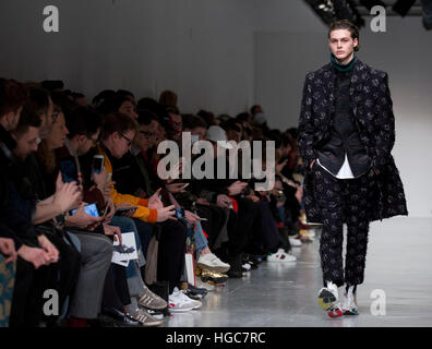 Un modello sulla passerella durante la Casely-Hayford London Fashion Week Uomo AW17 spettacolo al BFC visualizza lo spazio, il centro di Londra. Foto Stock