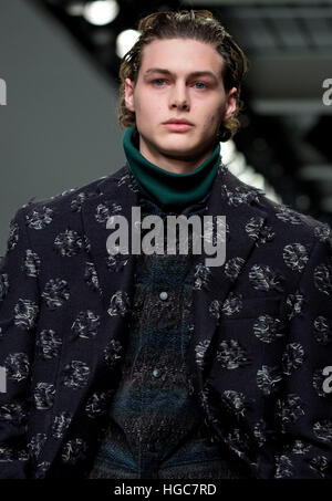 Un modello sulla passerella durante la Casely-Hayford London Fashion Week Uomo AW17 spettacolo al BFC visualizza lo spazio, il centro di Londra. Foto Stock