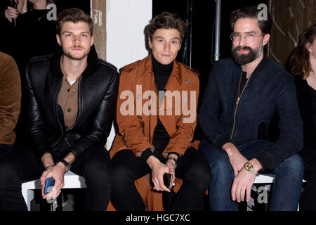 (L-R) Jim Chapman, Oliver Cheshire e Jack Guinness sulla bancata anteriore durante le quali abbiamo usura da Tinie Tempah London Fashion Week Uomo AW17 show tenutosi al BFC visualizza lo spazio, Londra. Stampa foto di associazione. Picture Data: Sabato 7 gennaio 2017. Foto di credito dovrebbe leggere: Isabel Infantes/ filo PA Foto Stock