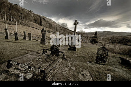 Balquhidder,Sterling,Scozia, Regno Unito - Rob Roy MacGregors rosso luogo di riposo con il cielo drammatico Foto Stock