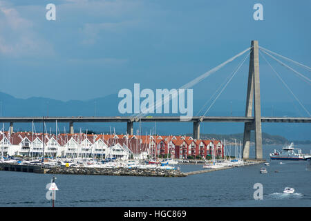 Sviluppo di alloggiamento di raggiungere il mare accanto a Stavanger's Harbour Bridge. La Norvegia. Foto Stock