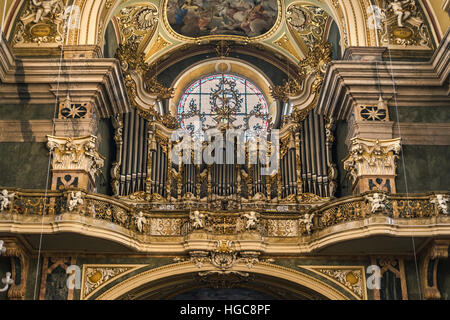 Bressanone, Italia - 26 dicembre 2016: Organo e cantoria sopra la porta di ingresso della Cattedrale di Santa Maria Assunta e San Cassiano a Bressanone. Foto Stock