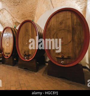 Botti di rovere in un vecchio cantine italiane. Foto Stock