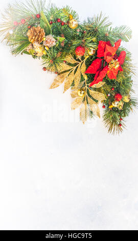 Vacanze di Natale faux poinsettia ghirlanda di pino con copyspace bianco. Foto Stock