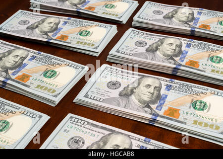 File di pile di dollari in centinaia di dollari di banconote sul tavolo Foto Stock